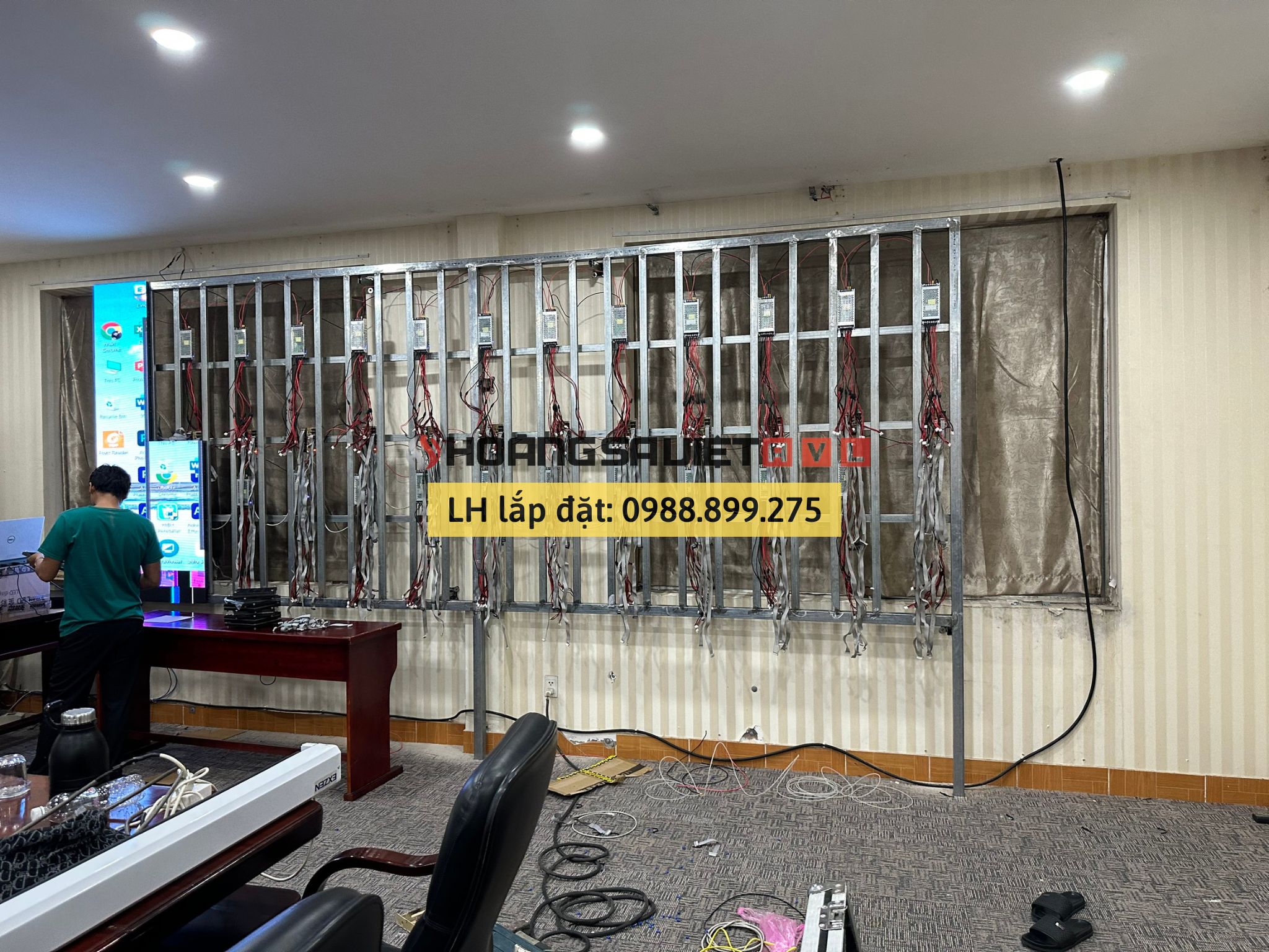 Check the display of the LED screen during installation 