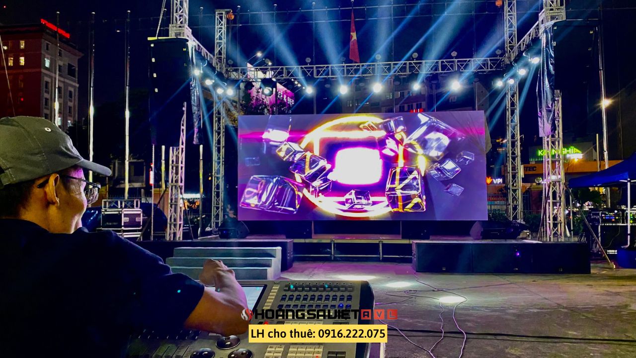 Màn hình LED cong trong trung tâm thương mại